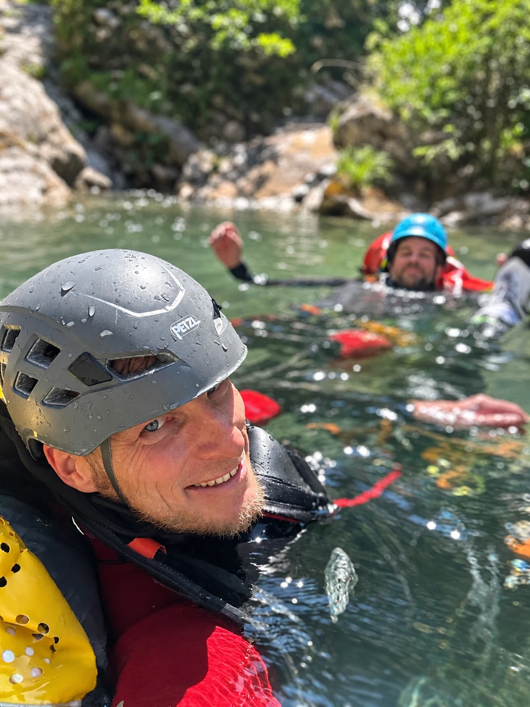 alex lenz lächelnd im Wasser während einer Canyoning-Tour