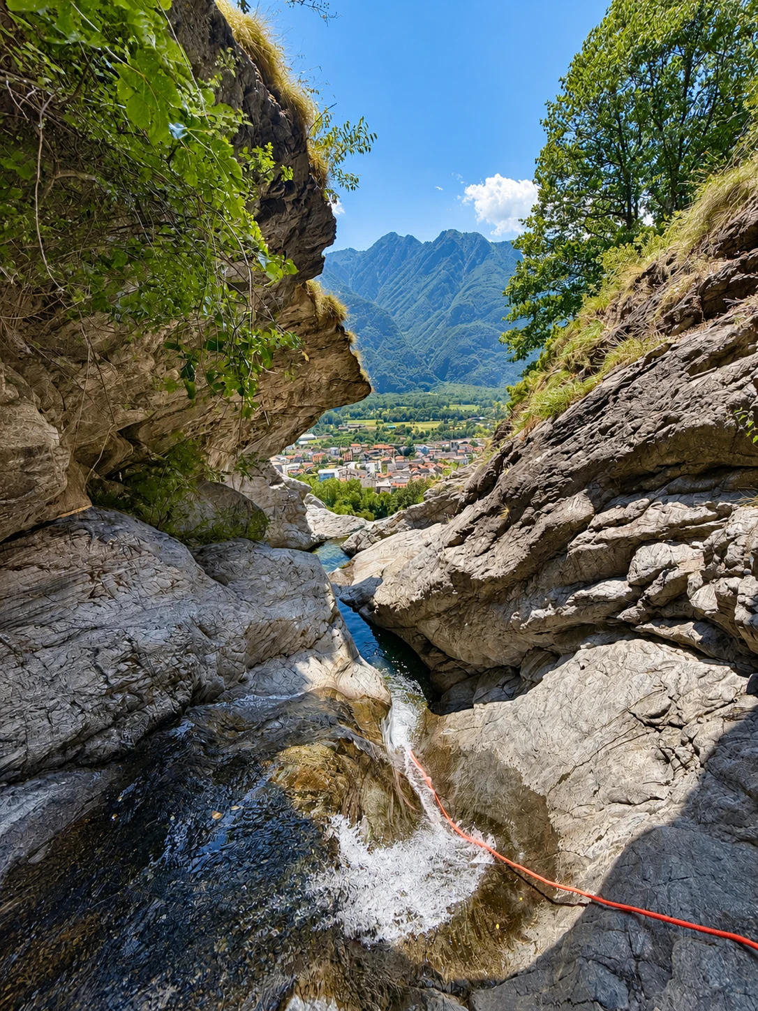 Blick aus der Schlucht auf das Tal und die Berge